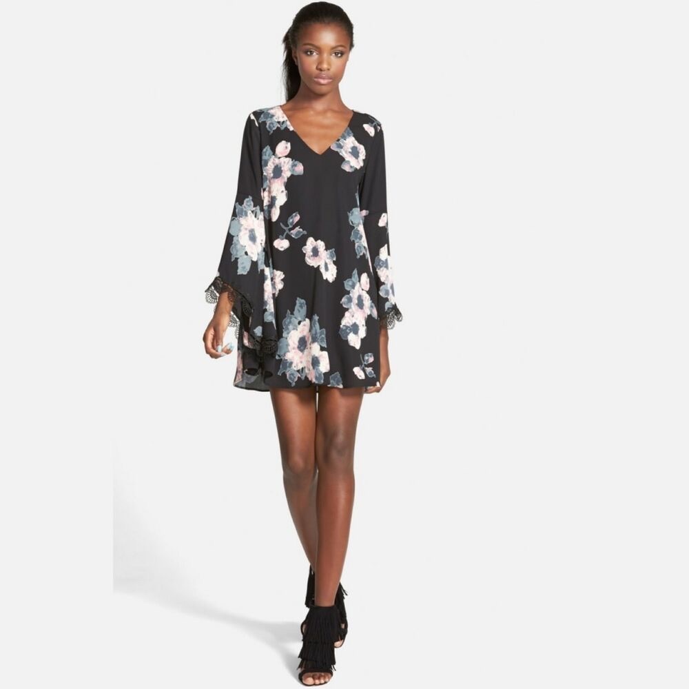 ASTR lace trimmed bell sleeved shift dress